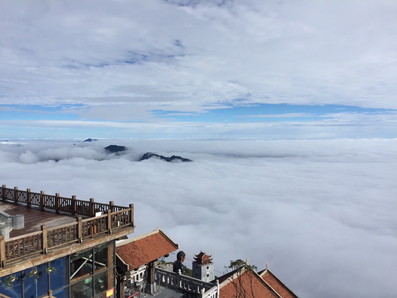 Băng giá xuất hiện trên đỉnh Fansipan, du khách thích thú tạo dáng chụp ảnh